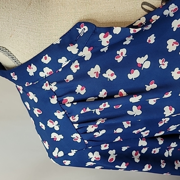 3/$30 GRAYSON Floral Motif Iron Free Button Down Shirt Blouse - Picture 3 of 6